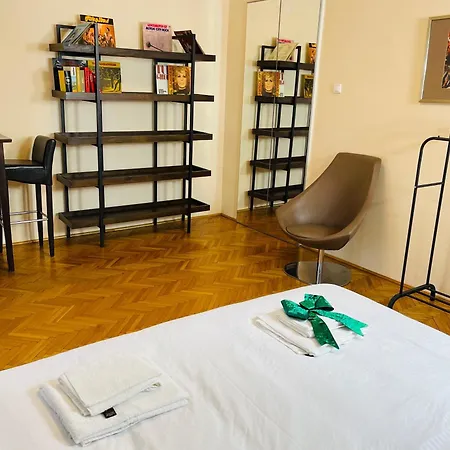 Lovely Bath & Balcony Victory Square 2 Apartamento *