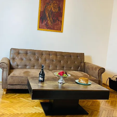 Lovely Bath & Balcony Victory Square 2 Apartament *