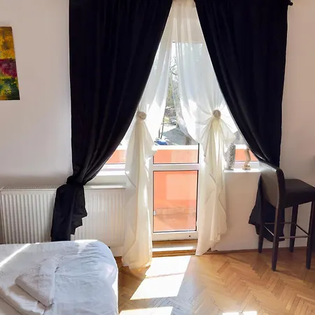 Lovely Bath & Balcony Victory Square 2 Apartment *