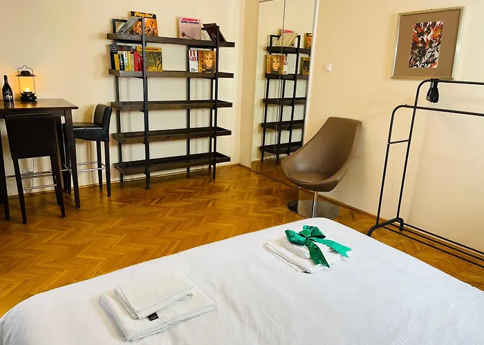 Lovely Bath & Balcony Victory Square 2 Apartament *