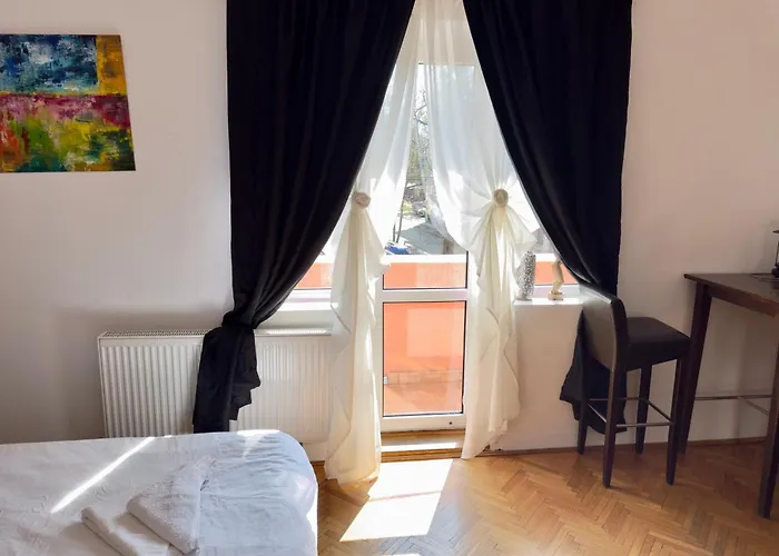 Lovely Bath & Balcony Victory Square 2 Apartament *