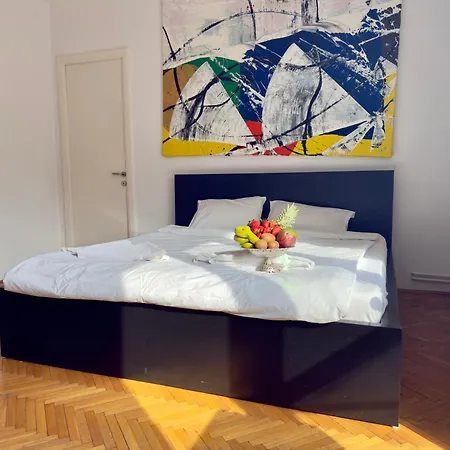 Appartement Lovely Bath & Balcony Victory Square 2
